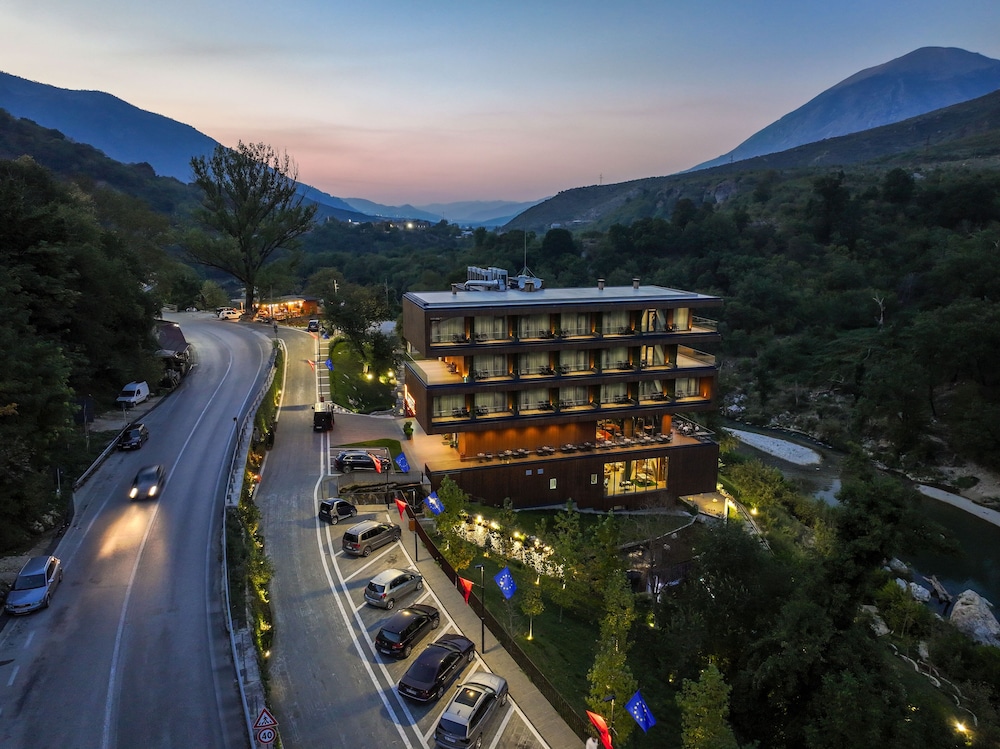 Hotel Uji Ftohte Tepelene — hotel in Tepelene