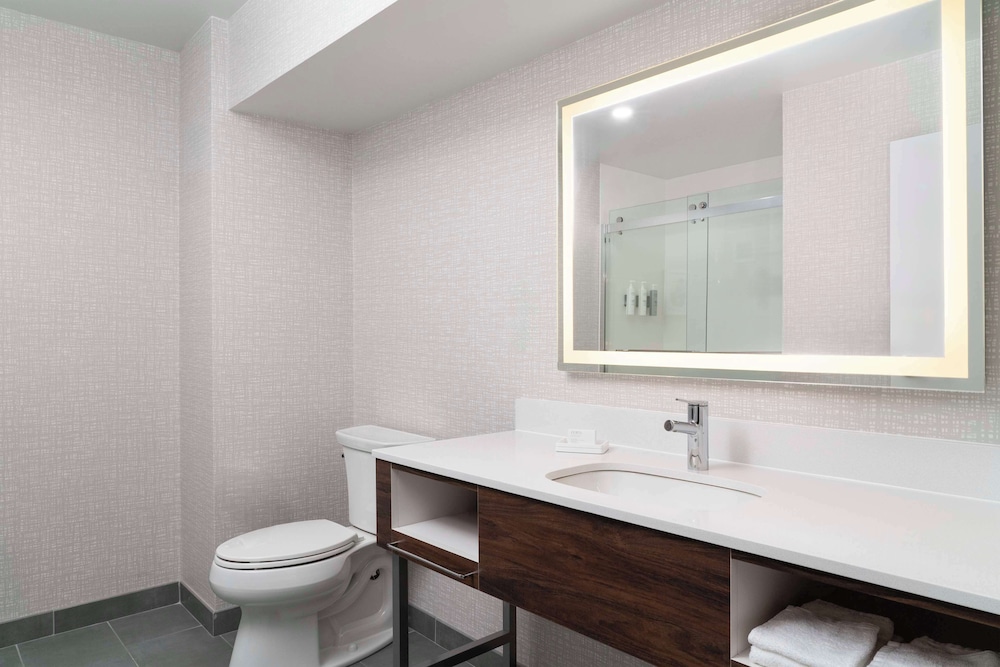 Hampton Inn Chicopee Springfield - photo 23