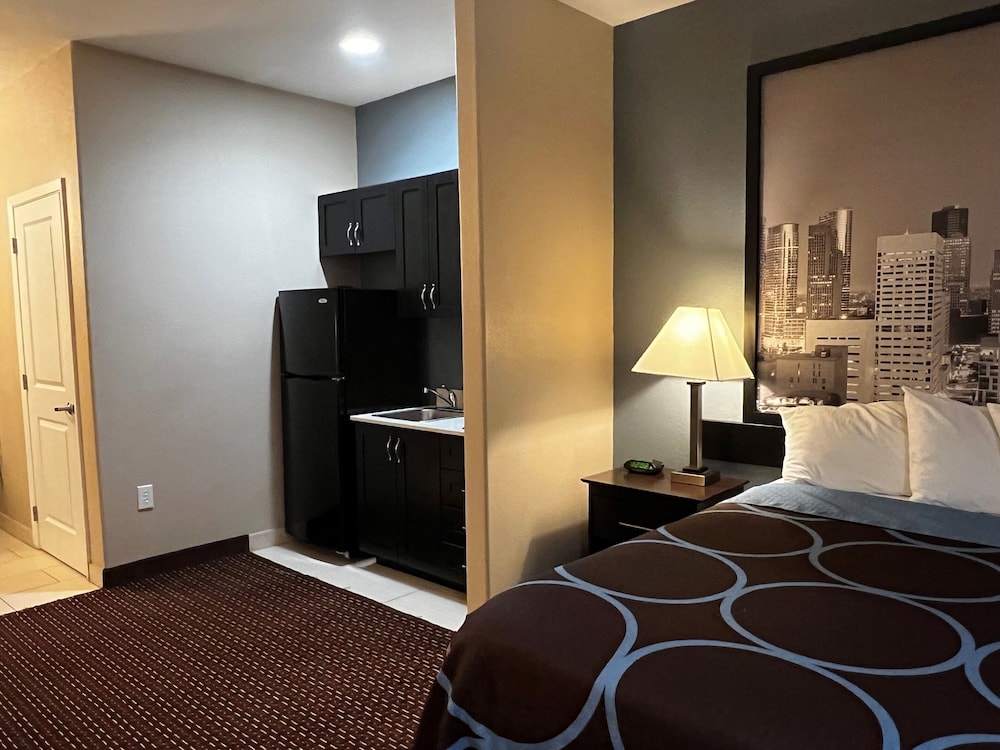 Super 8 by Wyndham Center - photo 14