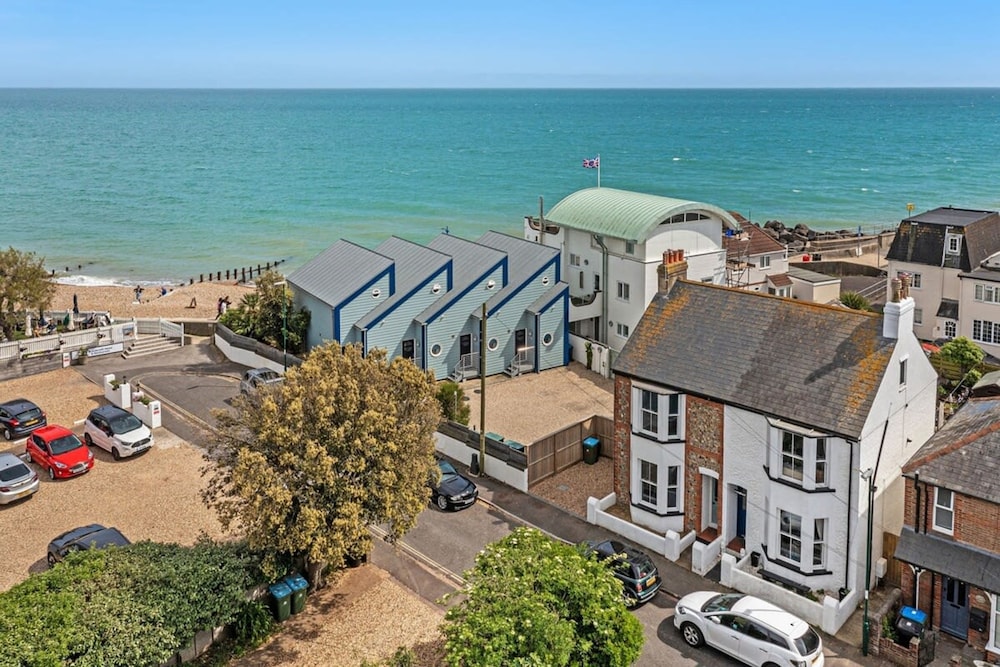 Lovely Seaside Villa & Gardens 40 Metres to Beach — 4-Star Luxury Hotel in Bognor Regis, United Kingdom