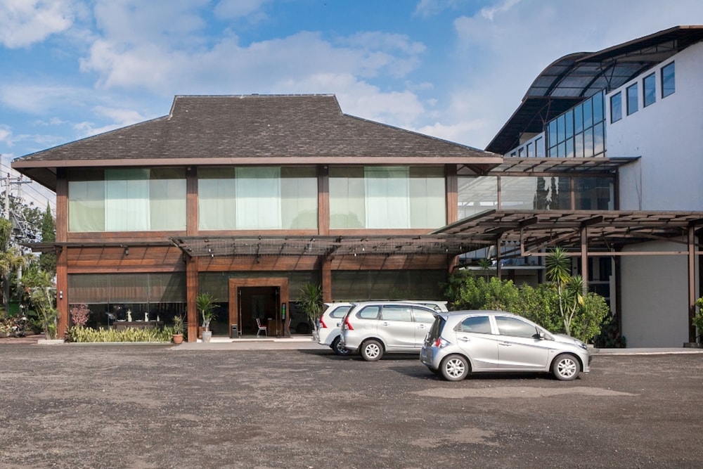 RedDoorz Plus near Floating Market Lembang in Lembang, Indonesia