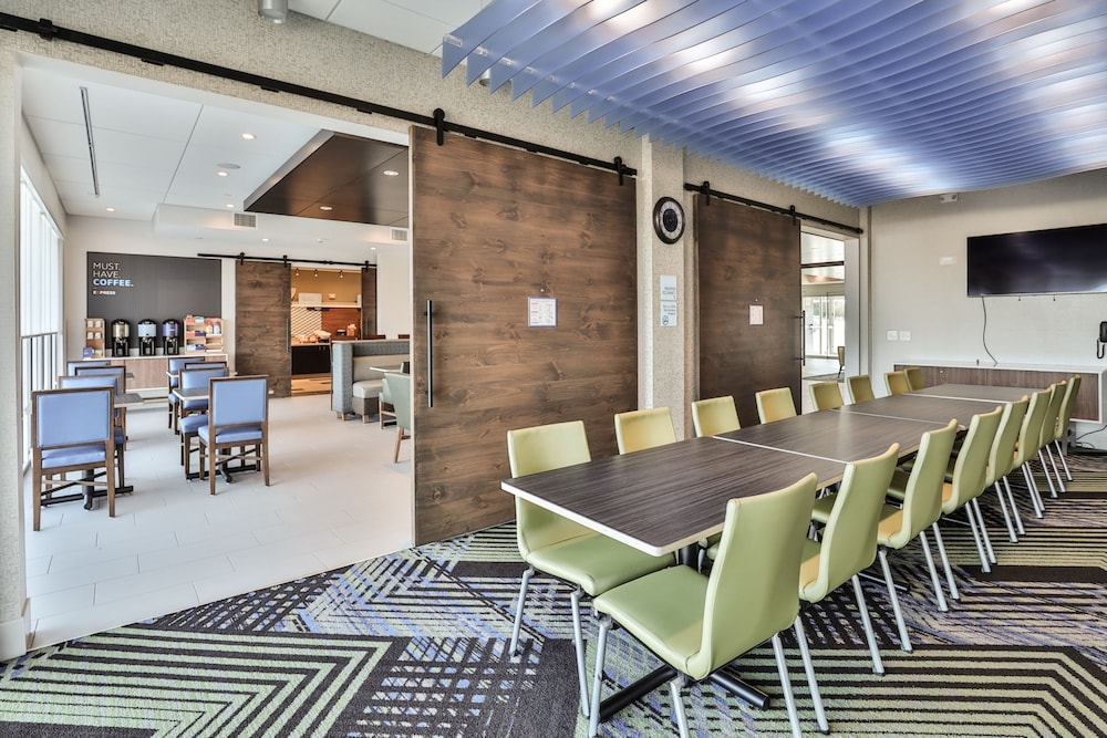 Holiday Inn Express & Suites Nashville Metrocenter Downtown by IHG - photo 61