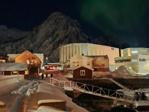 Kule gule huset — Svolvaer — photo 4