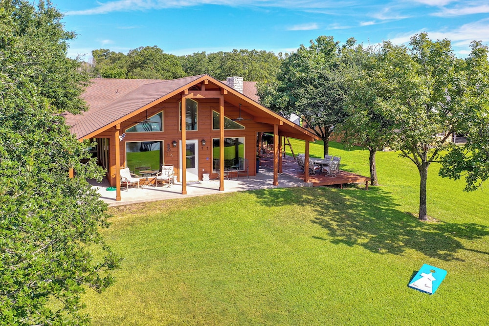 Rhodes Retreat w Dock on Cedar Creek Lake — hotel in Malakoff