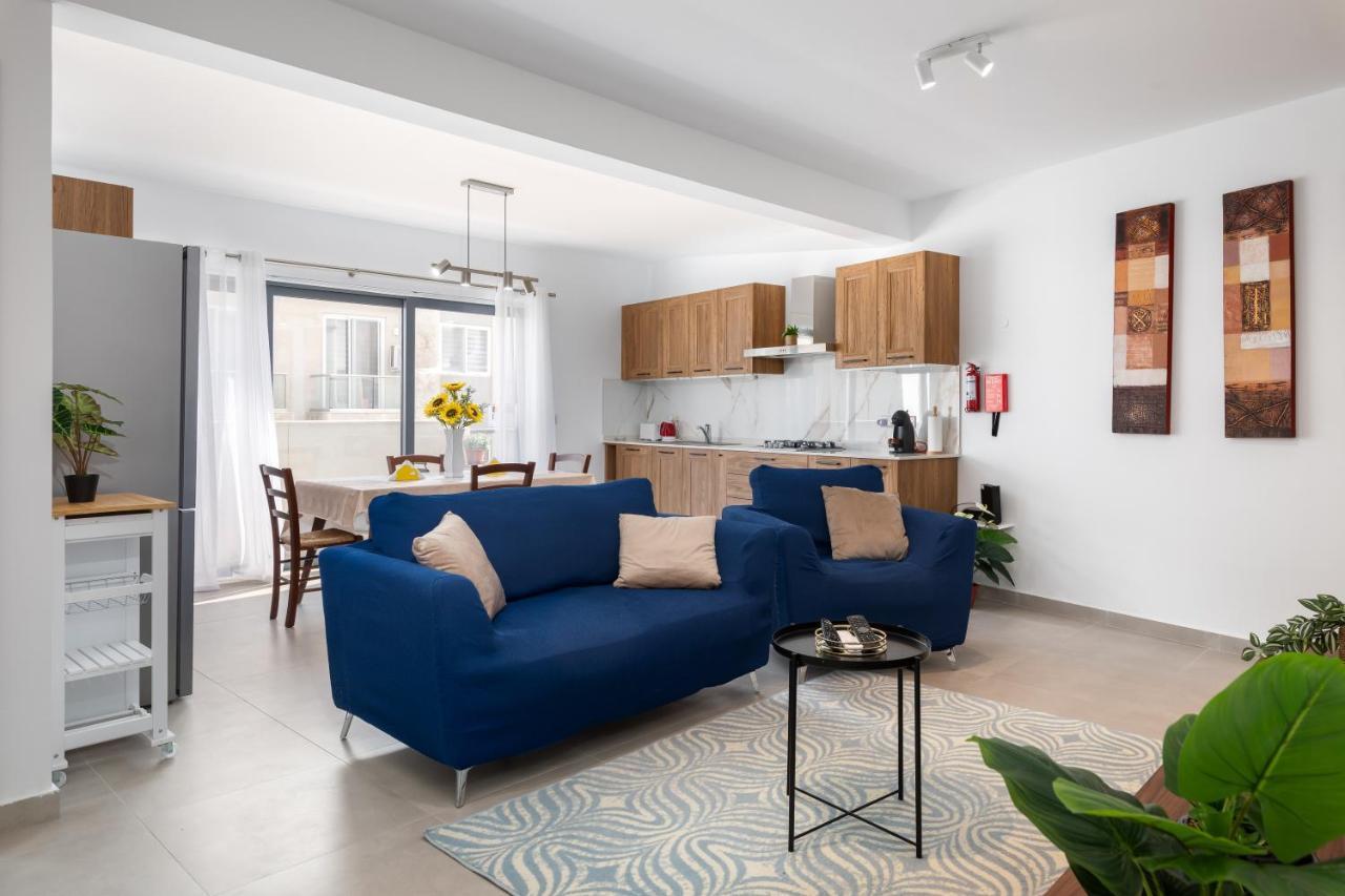 Modern 2BR Stylish Apartment with 2 Balconies Close to St Julian's & Sliema & Yacht Marina — 4-Star Luxury Hotel in Pieta, Malta