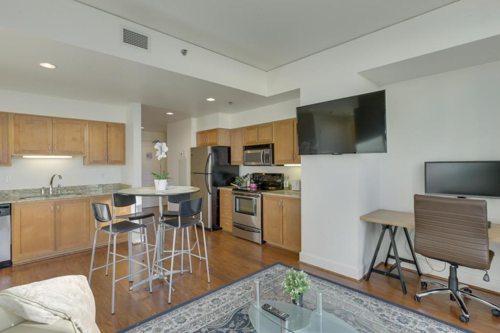 Spacious Downtown Location great for work and relaxing - photo 33