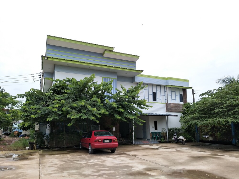 Ausgust Riverside Resort — hotel in Prachin Buri