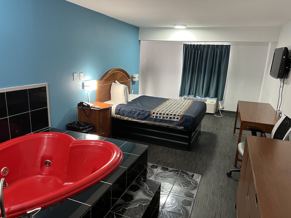 Econo Lodge Commerce - photo 11