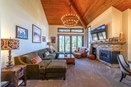 Grand Townhome w Meadow Views; Private Garage in Mammoth Lakes, United States