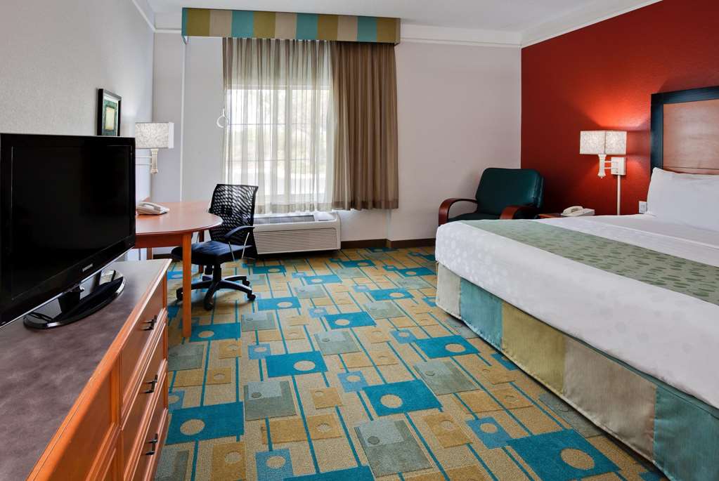 La Quinta Inn & Suites by Wyndham USF - photo 18