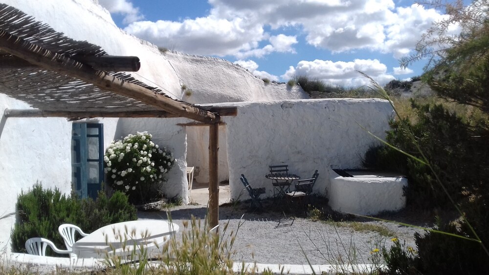 Cueva El Ermitano - carbon neutral hotel in Baza