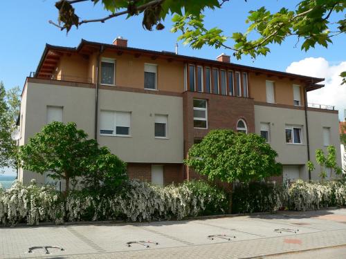 Ágnes Apartman közvetlen Balaton parti szálláshely — 4-Star Luxury Hotel in Balatonboglar, Hungary