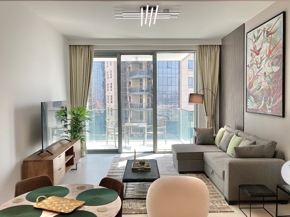 FIRST CLASS Luxury 2BR in Creek Harbour Pool Gym Walk to Dining — 4-Star Luxury Hotel in Dubai, United Arab Emirates