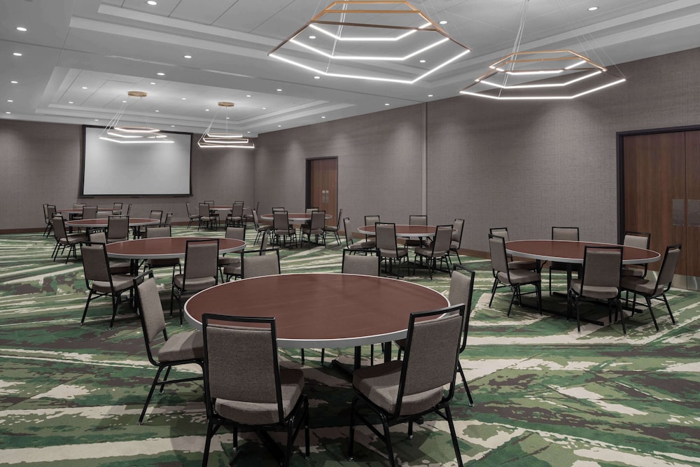 Embassy Suites by Hilton Madison Downtown - photo 30