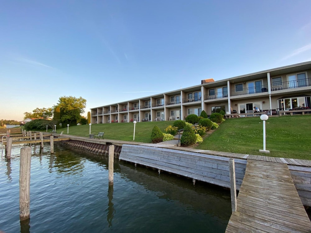 Fleetwood Inn & Suites - photo 19