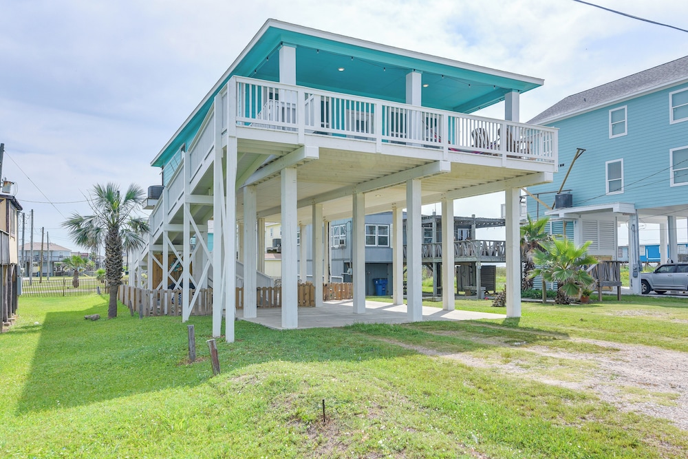 Furnished Deck and Ocean Views Surfside Beach Home — Surfside Beach — photo 3