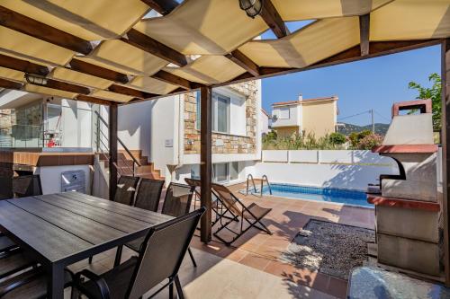 Petritis Villas B — 4-Star Luxury Hotel in Nea Iraklitsa, Greece