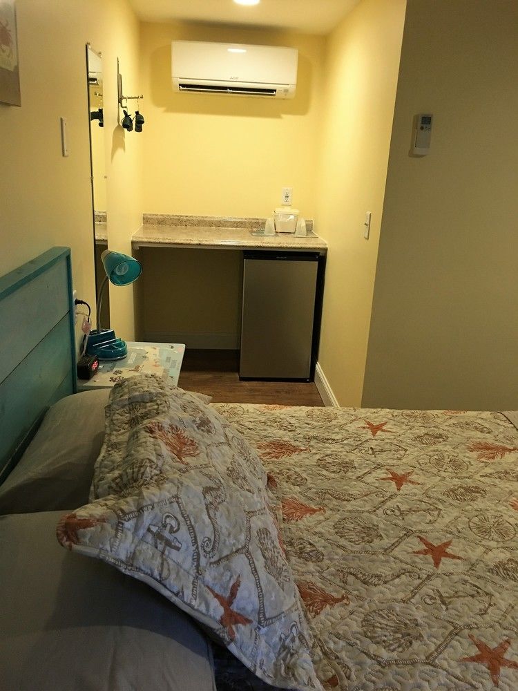 The Hyannis Star Motor Inn - photo 9