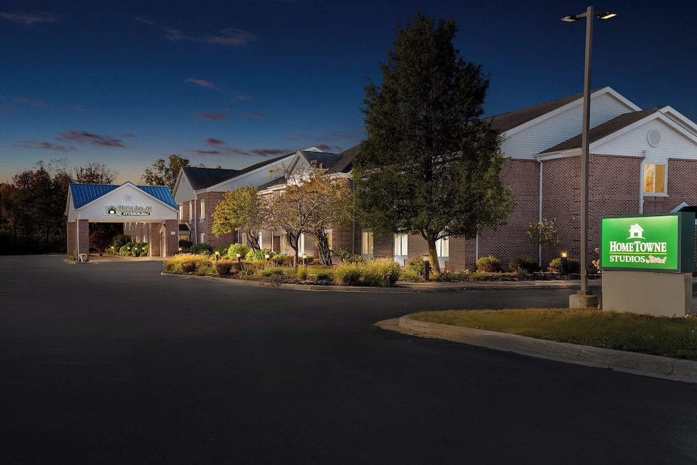 HomeTowne Studios by Red Roof East Lansing Okemos - photo 31