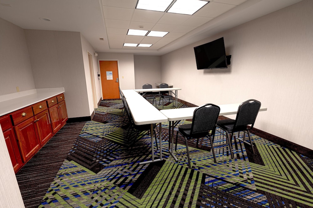 Holiday Inn Express Hotel & Suites East Lansing by IHG - photo 32