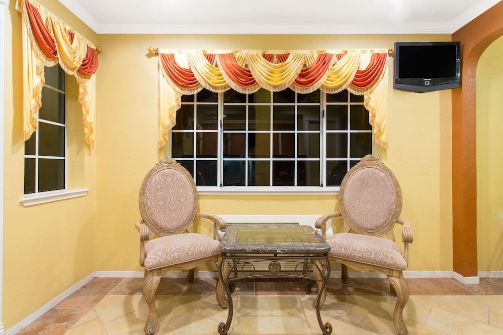 Upper Lake Inn and Suites - photo 3