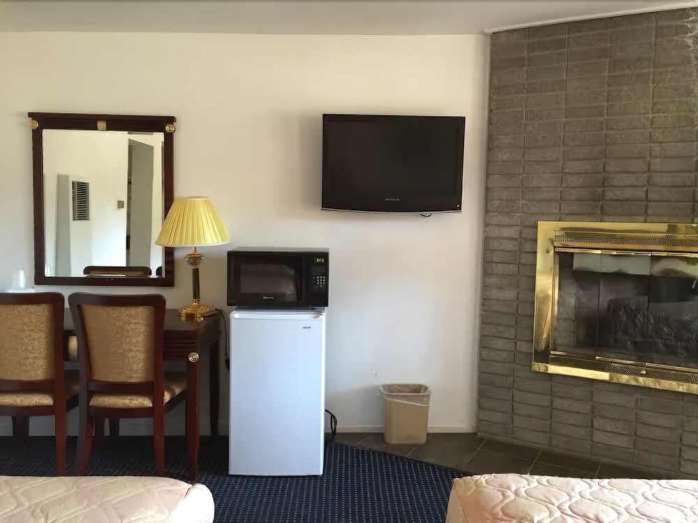 Econo Lodge - photo 12