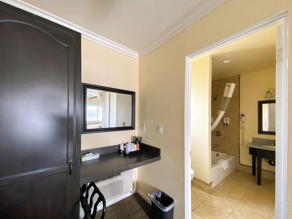 Rockview Inn and Suites - photo 14