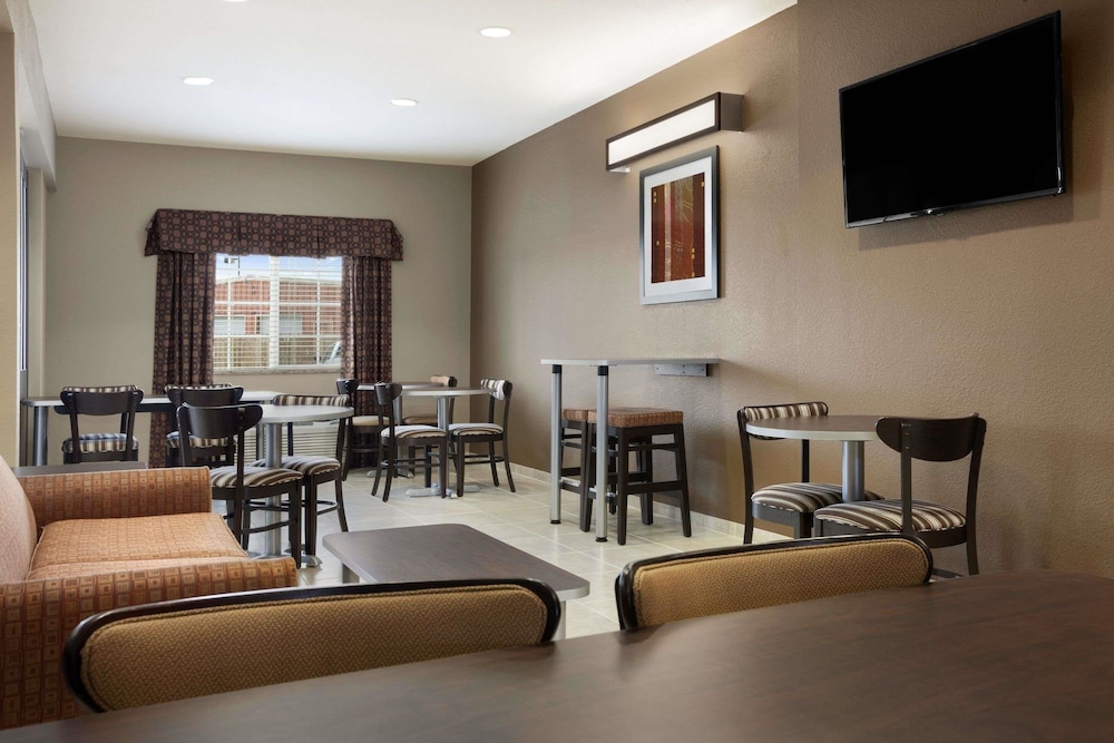 Microtel Inn & Suites by Wyndham Kenedy Karnes City - photo 3