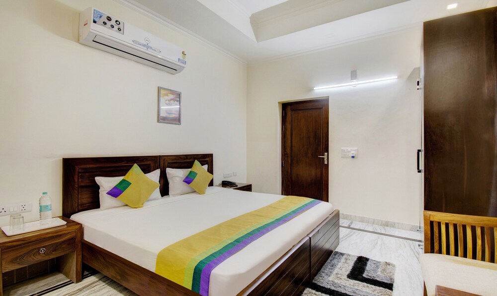 Fabexpress Bella Vista - carbon neutral hotel in Noida