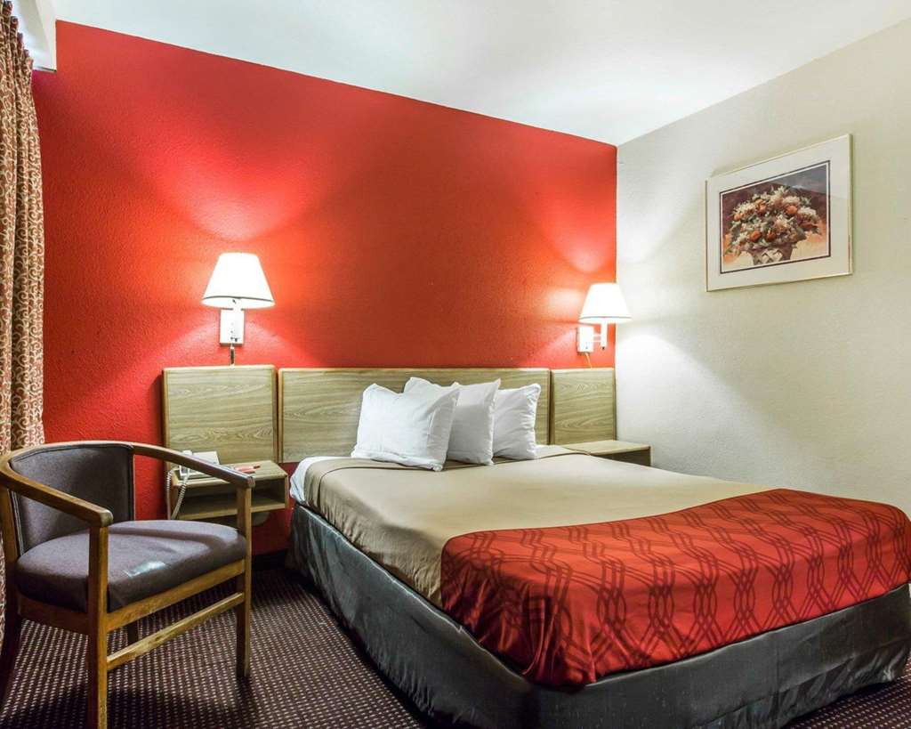 Econo Lodge Atlanta College Park - photo 15
