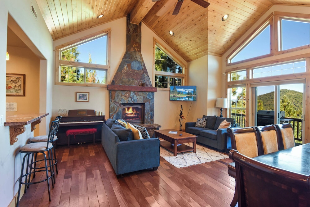 Hilltop Hideaway w Game Room & Forest Views - photo 10