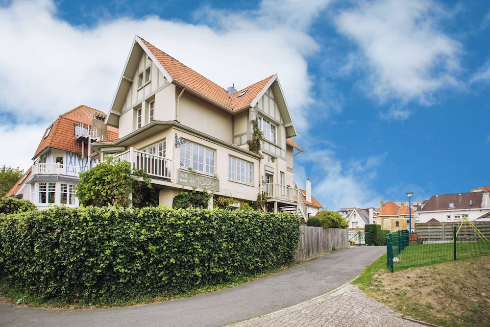 Beautiful Villa Near the Sea — 4-Star Luxury Hotel in Koksijde, Belgium