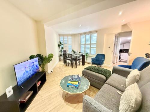 3 Bedroom Apartment with private Terrace in Pimlico Westminster & Victoria by NourNest Apartments — 4-Star Luxury Hotel in London, United Kingdom