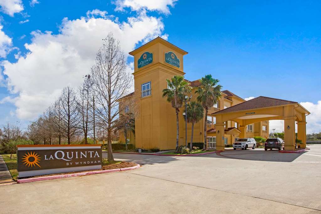 La Quinta Inn & Suites by Wyndham Pearland Houston South - photo 5
