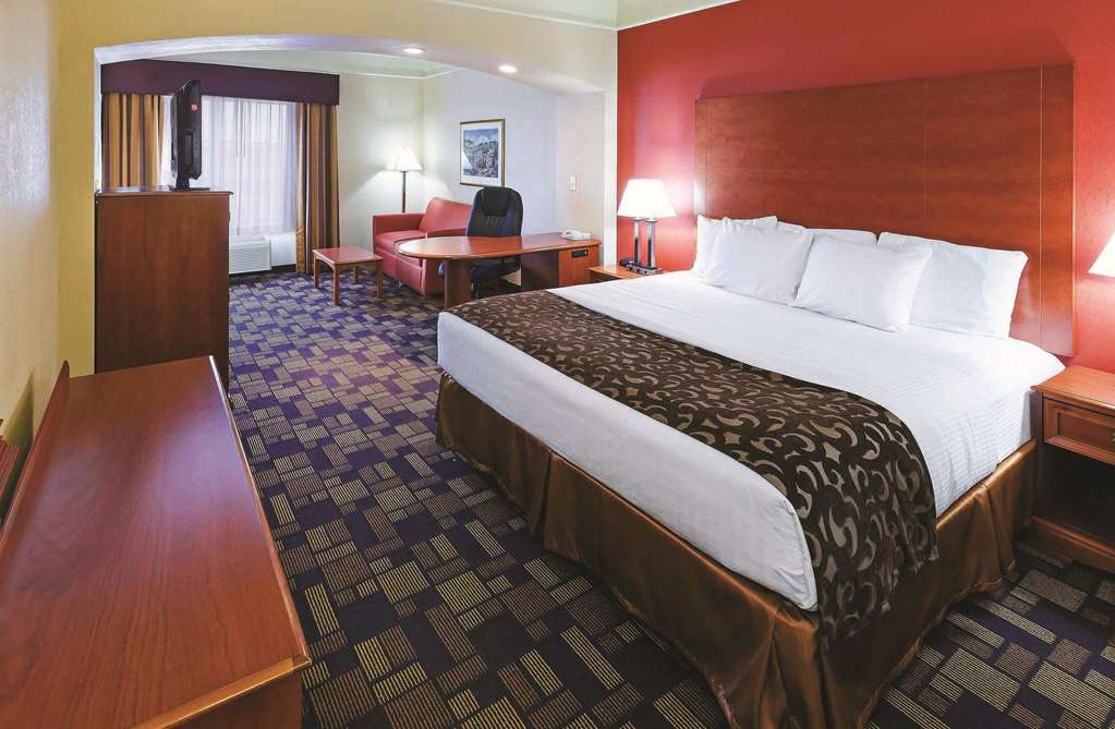 La Quinta Inn & Suites by Wyndham Seguin - photo 14