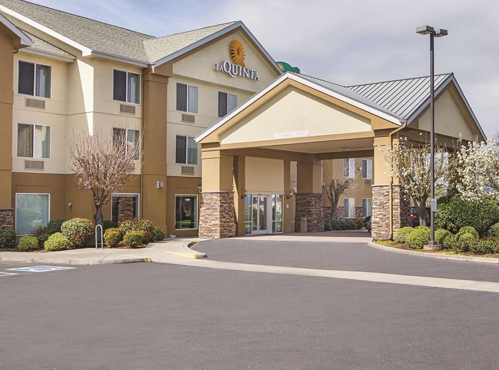 La Quinta Inn & Suites by Wyndham Central Point Medford - photo 7