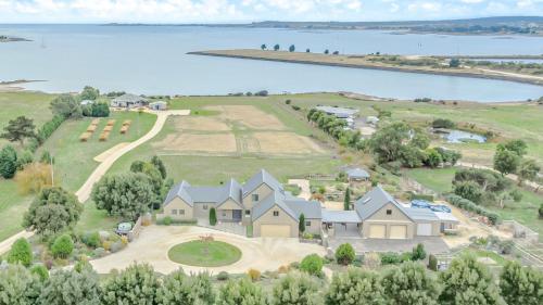 Chateau Clarence Petite Chateau Luxurious Waterfront Retreat — Georgetown