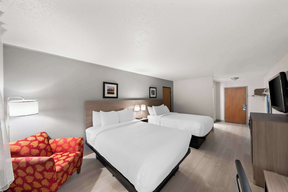 Clarion Inn & Suites and Convention Center - photo 19