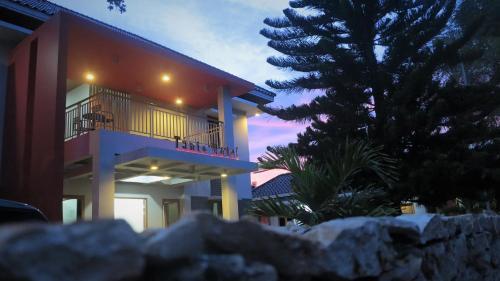 Tanto Hotel — hotel in Waikabubak