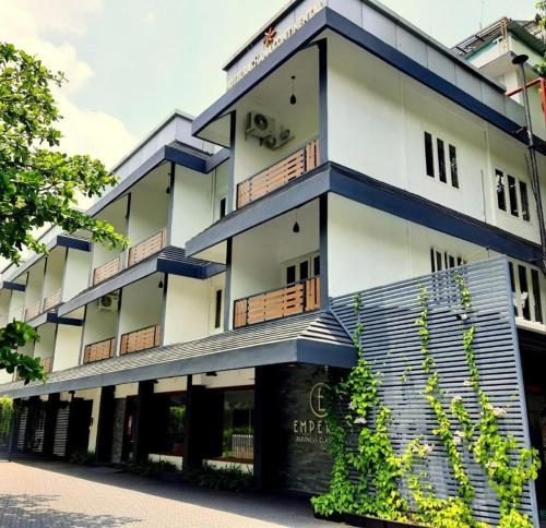 Emperor Hotel Rachana Continental Pvt Ltd — hotel in Kizhake Chalakudi
