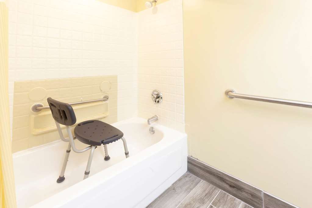 Days Inn by Wyndham Milan Sandusky South - photo 14