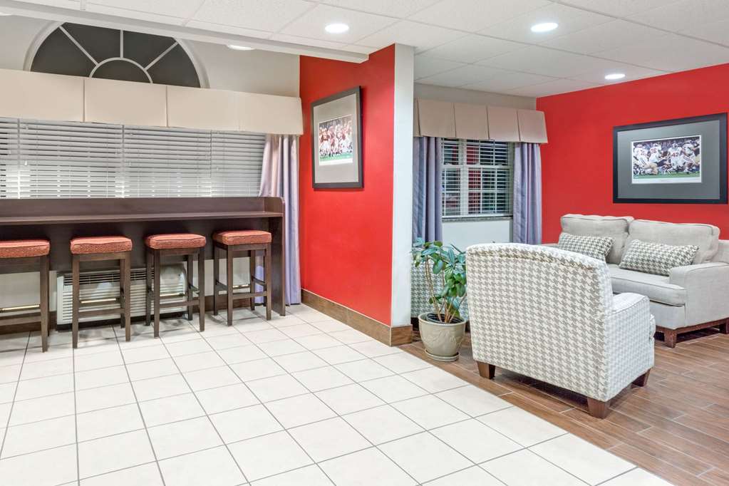 Microtel Inn & Suites by Wyndham Tuscaloosa Near University - photo 2