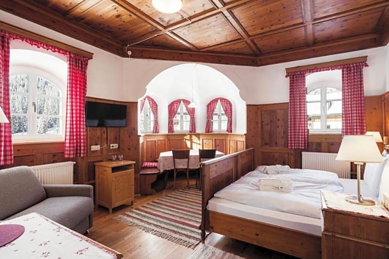 Hotel Dolomitenhof & Chalet Alte Post — Sesto — photo 4