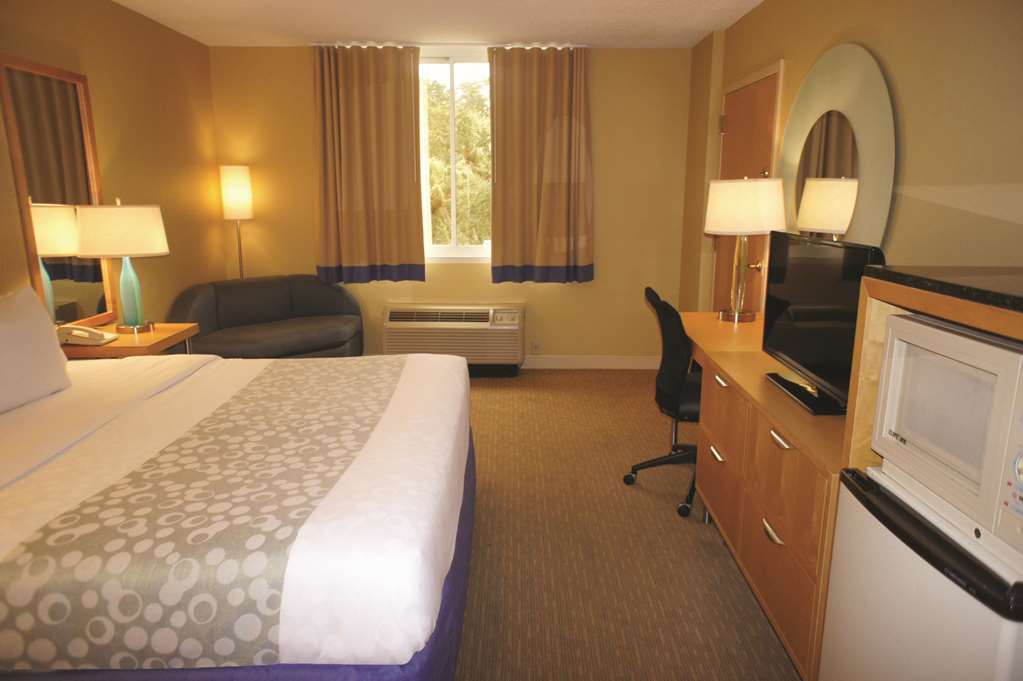 La Quinta Inn & Suites by Wyndham Sarasota Downtown - photo 15