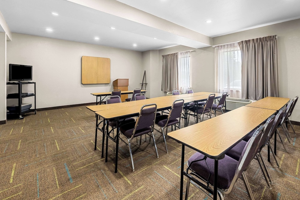 Sleep Inn & Suites Kingsport TriCities Airport - photo 36