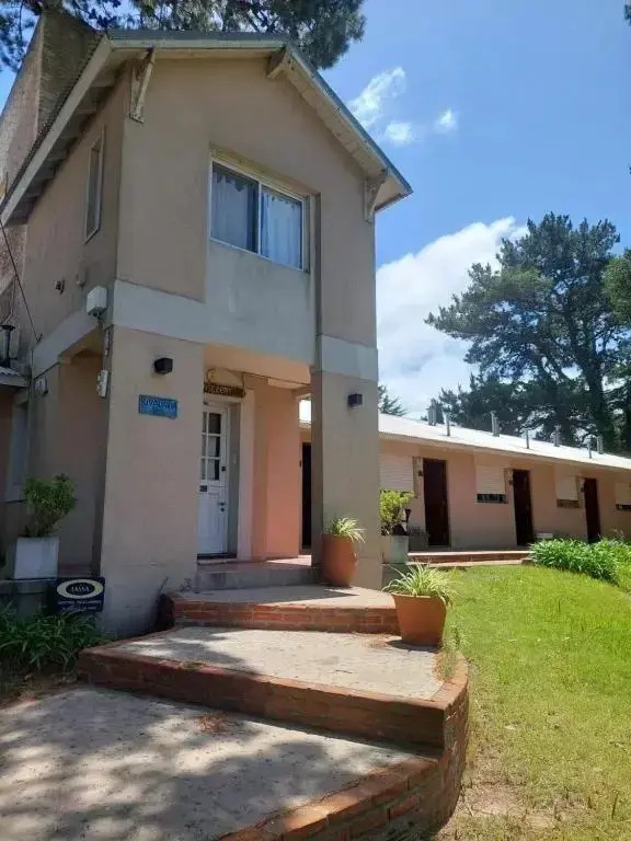 Monserrat Bungalows Con pileta y parrilla in Pinamar, Argentina