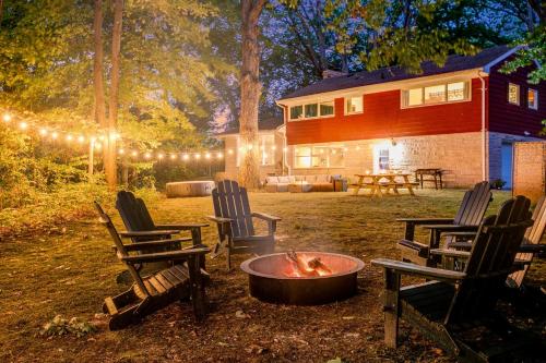 Unique Retro 1950's wooded retreat near Indiana Dunes National Park — hotel in Chesterton