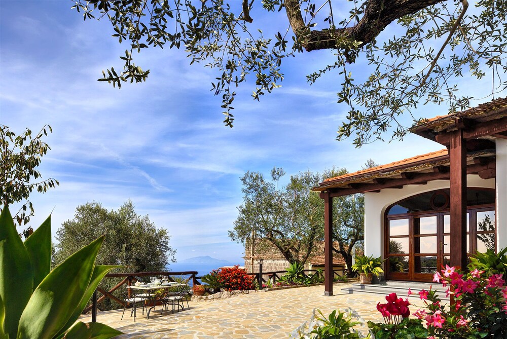 Tulipano A Charming and Peaceful Hillside Villa With Lovely Views — 4-Star Luxury Hotel in Massa Lubrense, Italy