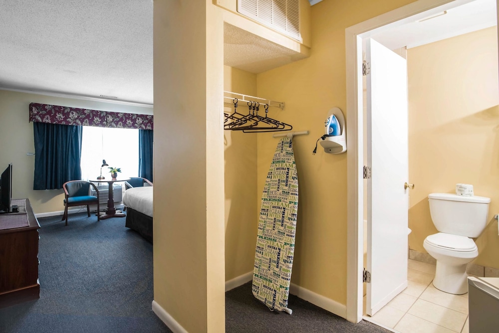 Econo Lodge Inn & Suites Tilton - photo 36
