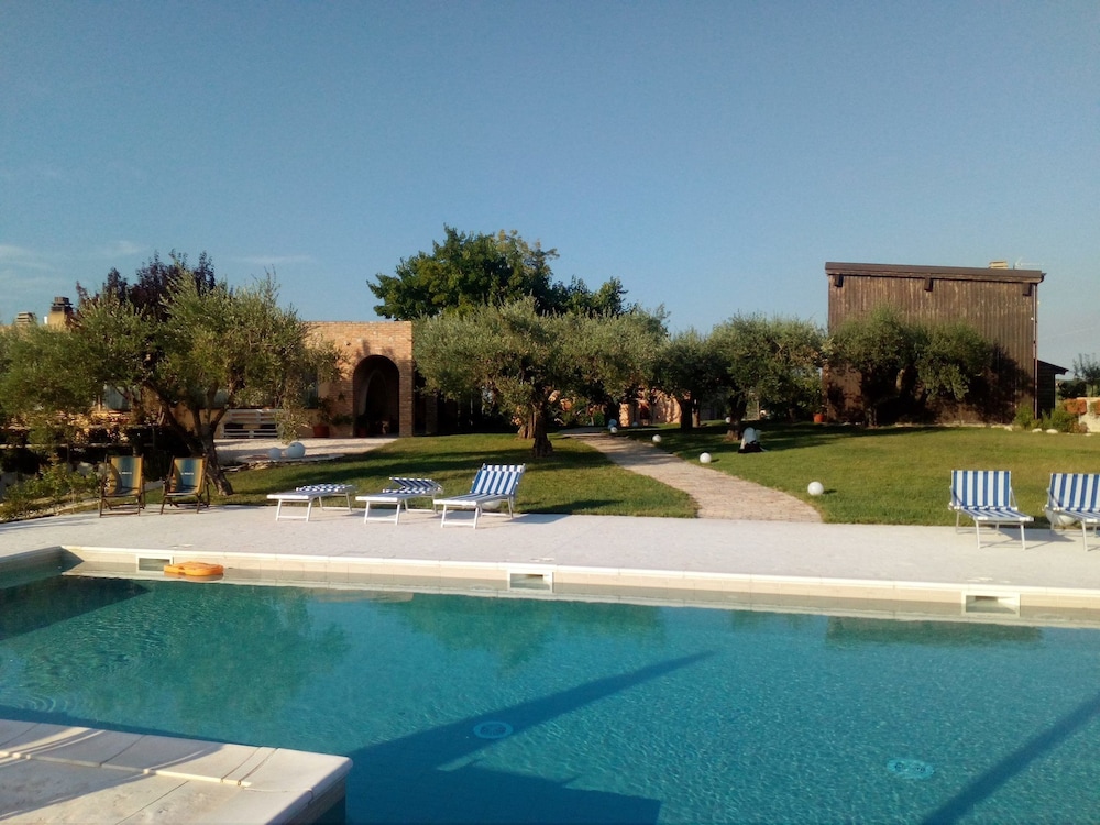 agriturismo Piccolo Albero — 4-Star Luxury Hotel in Loreto Aprutino, Italy